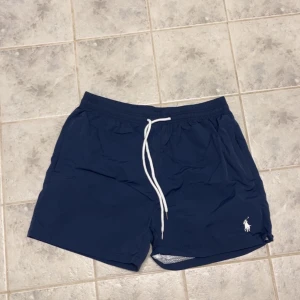 Ralph Lauren Badbyxor  - Säljer nu dessa snygga badbyxor från Ralph Lauren 🌟 Hör av er vid frågor eller funderingar 🤩
