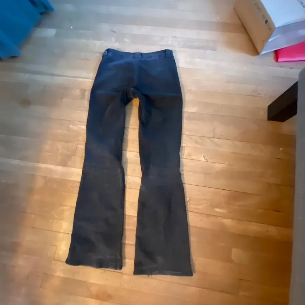 Svarta jeans från HM med knappar fram, perfekt skick! Bootcut och lowwaist. Skrev: 19cm Innerbenslängd: 79, Midjemått: 35 men super stretchiga 💘. Farkut & Housut.