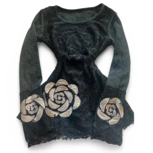 Svart långärmad y2k tröja - Snygg retrostil med blomdetaljer. Passar storlek s/xs <3 