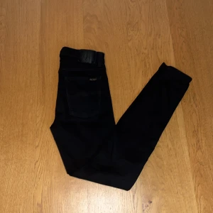 Nudie jeans  - Sjukt feta svarta nudie jeans som sitter riktigt bra. Jeansen är mycket enkla att skapa feta outfits med och skicket är mycket bra på dessa byxor. Hör av vid funderingar!  Storleken är W: 31  L:32  Nypris: ca 1300kr. Kan gå ned i pris vid snabb affär🤝
