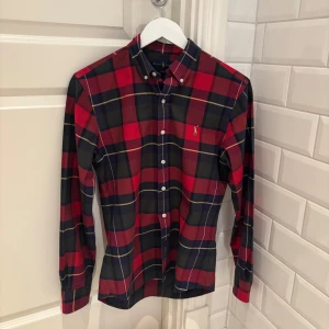 Rutig skjorta från Ralph Lauren - Snygg rutig skjorta från Ralph Lauren. Skjortan har en slim fit passform och långa ärmar. Nypris: 1200kr 