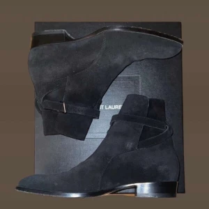 Saint Laurent boots - Suede boots från yves saint laurent i storlek 41 men jag har storlek 42,5 och det passar mig efter som att det är sjukt stora i storleken. Köpta i Paris för 5500kr och säljer nu för 3200kr. Ny pris på dem är 17000kr ungefär. Bra skick inga hål och inga fläckar. Ställ frågor om ni har (;
