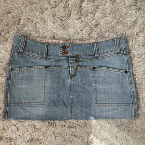 Lågmidjad Jeanskjol - Ljusblå jeanskjol, passar S-M🤗 Finns ett skosnöre innanför sömmen (som inte syns) som man kan justera midjan med!!