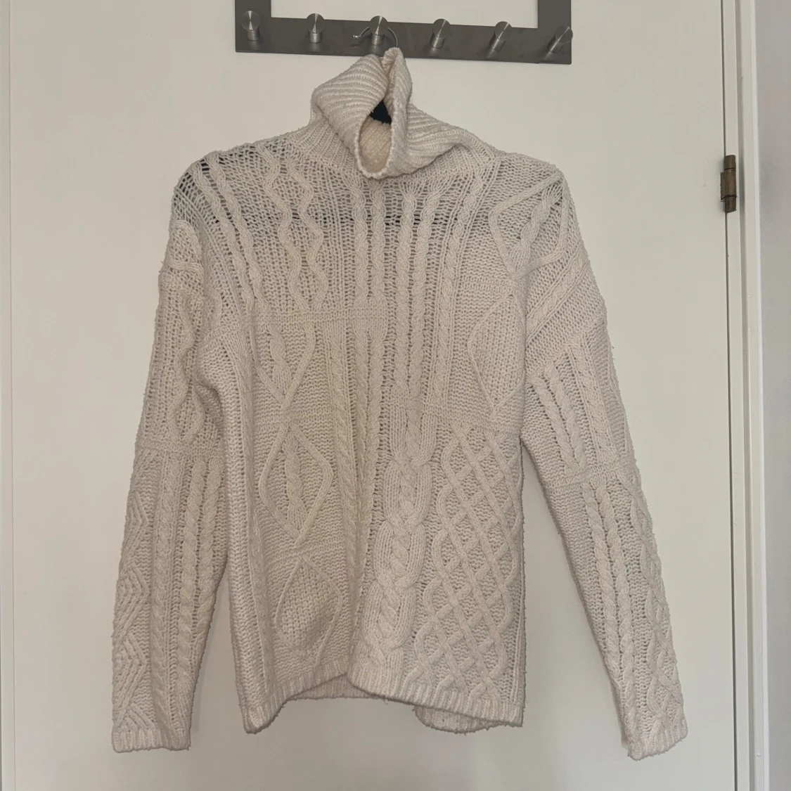 Vit stickad polotröja