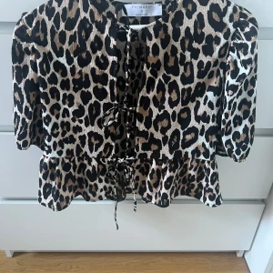 Leopard mönstrad tröja  - Jätte fin leopard mönstrad tröja som tyvärr aldrig kommit till användning för mig. Storlek S 