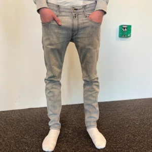 Replay jeans - Tja! Säljer dessa feta ljusgråa Replay jeans🔥| skick 8/10 | en liten defekt på sista bilden | W31 L30 | skriv vid frågor eller funderingar😊| priset alltid diskuterbart