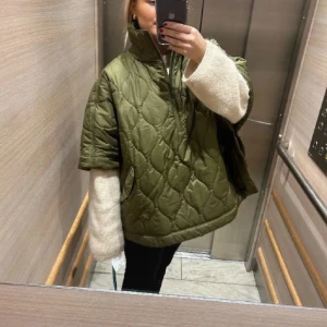 Quiltad poncho H&M - Så fin poncho från H&M. Använd fåtal gånger. Perfekt till våren 💖