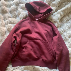 Vinröd hoodie från Basically Basics - Säljer en vinröd hoodie från Gina tricot. Den har en klassisk design med en stor ficka framtill och en bekväm huva. Perfekt för kyliga dagar och ger en avslappnad stil. Skriv för mer info 🩷