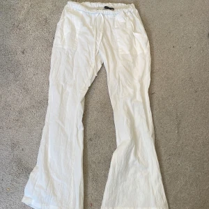 Vita linnebyxor från Design by Amor - Säljer ett par vita linnebyxor från Design by Amor. Byxorna har en avslappnad passform med resår i midjan för extra komfort. Perfekta för varma dagar med sin lätta och luftiga känsla. Jag skulle säga att de är mot de utsvängda hållet och att de är lågmidjade. Säljer då de inte passar!💕