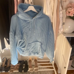 Ljusblå hoodie från BikBok - Säljer en ljusblå hoodie från BikBok i storlek XS. Den har en klassisk design med en stor ficka framtill och justerbar dragsko i huvan. Perfekt för en avslappnad stil. 💙