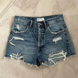 Blå jeansshorts från Zara - Midwaist/lågmidjade jeansshorts!!