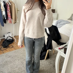 Stickad tröja - (KOLLA IN RESTEN AV MIN PROFIL!!) Supersnygg stickad tröja lite nopprig därav priset men annars superfin🩷🩷