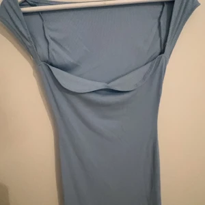 Ljusblå ribbad klänning - Säljer en stilren ljusblå klänning med ribbad struktur. Klänningen är kort ärmad. Perfekt för varma dagar och kan enkelt stylas upp eller ner. Skriv för fler bilder!!