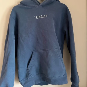 Blå hoodie från Tershine  - Fint skick inga skador. Tvättas naturligtvis innan den skickas. Nypris 599.