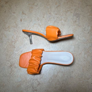 Orange klackskor med rynkad detalj - Snygga orange klackskor med rynkad detalj över foten och transparent klack 🧡