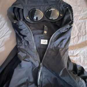 Cp Company Jacka - Säljer denna jacka då jag inte har använt den så mycket. Köptes för 5000 på cp company. Skriv till mig för kvitto. Mitt pris kan alltid diskuteras✅💯🤝