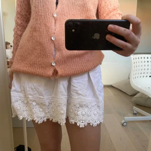 Vit kjol - Fin vit kjol från superdry. Perfekt kjol till en sommaren. Kontakta för fler bilder!❤️❤️