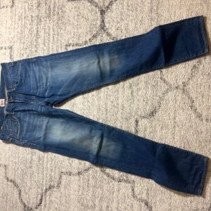 Edwin jeans slim - Säljer ett väldigt fint par Edwin jeans som är mörkblåa.Jeans är använda en gång så dom är i väldigt fint skick pris kan diskuteras 