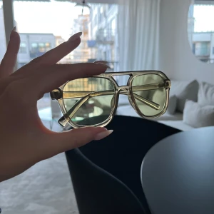 Hm somglasögon - Säljer dessa trendiga solglasögon från hm, oanvända 