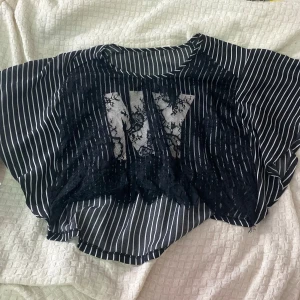 Y2k tröja - Jättefin tröja som säljs pga att den inte kommer till användning längre! Storlek xs men är lite baggy så passar också s! Tar emot Swish och köp nu 💗