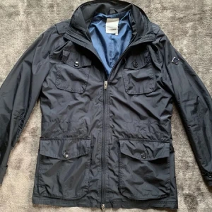 Tunn j.Lindeberg feild jacka  - Snygg svart feild jacka från j.Lindeberg i storlek M. Perfekt för höst och även varma dagar, tunn höstjacka. Inga hål eller skador. 