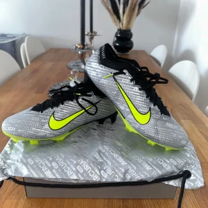 Nike fotbollsskor  - På bilden är dem nya men har använt dem några gånger. Om ni vill veta mer skriv bara så kan jag skicka mer bilder👍. Pris kan diskuteras!!!