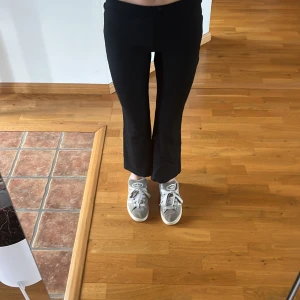 Svarta byxor med utsvängda ben - Snygga svarta byxor med utsvängda ben och hög midja. Perfekta för en stilren look. De är tillverkade i ett mjukt och stretchigt material som ger en bekväm passform. Säljer då dom är förkorta för mig, Och jag är 167cm. Ny pris 199kr🤍