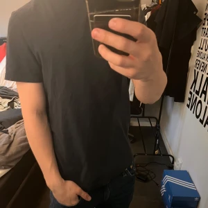 Morris T-shirt  - Säljer nu min morris t shirt då den är för liten, använd väldigt fåtal gånger o skicket är 9/10, inga defekter eller liknande, perfekt tisha inför sommaren, nypris 599kr o mitt pris 200kr. Hör av er om ni har någon fundering