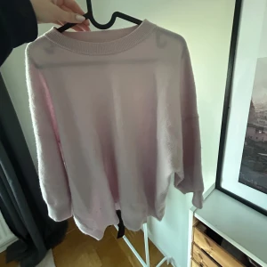 Ljusrosa/lila kashmirtröja från Soft Goat - Säljer en supermjuk ljusrosa kashmirtröja från Soft Goat. Tröjan har en avslappnad passform med tre kvarts ärmar och rund halsringning. Perfekt för att hålla sig varm och stilren under kyliga dagar. 🌸(storlek L men liten i storlek skulle säga mer en M/stor S)