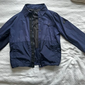 Mörkblå jacka från J.Lindeberg - Vårjacka från J.Lindberg, knappt använd, original pris: 4000 sek. 
