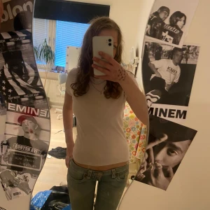 Ljusrosa T-shirt från Gina Tricot - Säljer en ljusrosa T-shirt från Gina Tricot. Toppen har en enkel och stilren design med en tight passform. Perfekt för en avslappnad look eller som basplagg i garderoben. T-shirten har två små hål bak på tröjan men de inget som man tänker på! Storlek medium men passar mig som brukar ha xs/s men stretchiga så skulle säga att den passar folk med XS-M