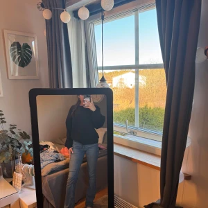 Svart tröja - Säljer en stilren svart tröja med normal passform. Perfekt för en avslappnad look. Tröjan har långa ärmar och är enkel att matcha med olika outfits.