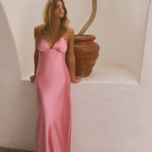 Rosa långklänning med knytband - Intressekoll, skriv vad ni kunna tänka er att lägga. Helt ny och pris lapp kvar