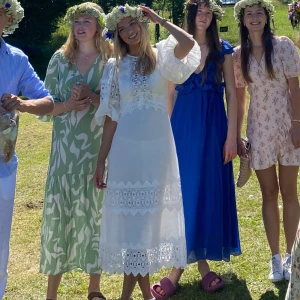 Vit klänning med spetsdetaljer - Säljer min sjukt fina klänning från By Malina. Endast använd en gång 🥹 Perfekt till midsommar 🌸🌷💕Nypris runt 4000 kronor. 