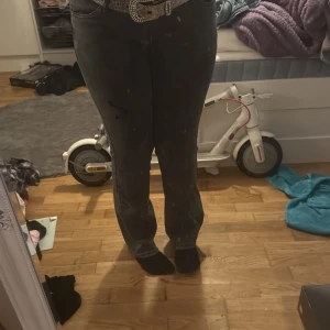 Grå jeans med slitningar - Snygga grå jeans med slitningar på benen. De har en klassisk femficksdesign och en bekväm passform. Perfekta för en avslappnad stil.säljer för dem är för stora i midjan