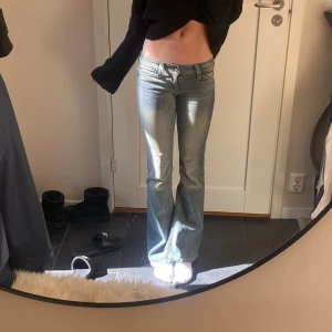 lågmidjade jeans - jättecoola jeans från weekday 💘💕 slutsålda 🥹🥹😇😇💞