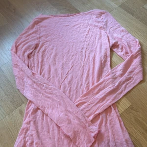 Rosa intimissimi tröja - Rosa intimissimi tröja i strl s men passar xs ganska använd där av priset och säljer pga att den inte används💕den har små hål där ett är igen sytt dem visas på sista bilden
