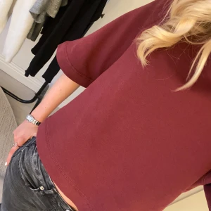 Vinröd tröja med trekvartsärm - Säljer denna jättefina trendiga tröja från Gina! Helt ny endast använd 1 gång, säljer då den tyvärr inte kommit till användning!🥰Nypris 280kr har jag för mig, som sagt bara haft på mig den 1 gång! Storlek XXS men sitter som XS/S💖