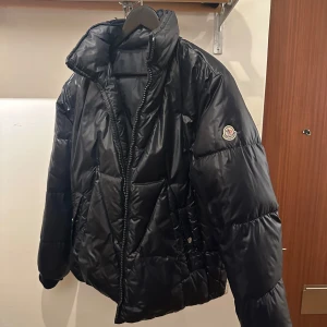Moncler jacka  - Moncler jacka som går att vända och använda i två olika färger. Storlek M men passar L med.