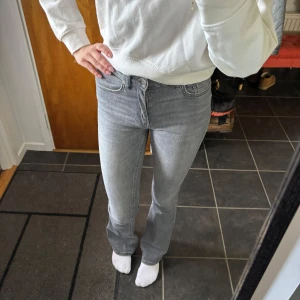 Grå jeans från ONLY - Snygga grå jeans från ONLY. Bootcut i storlek S, längd 32, midwaist. Sparsamt använda!🌟