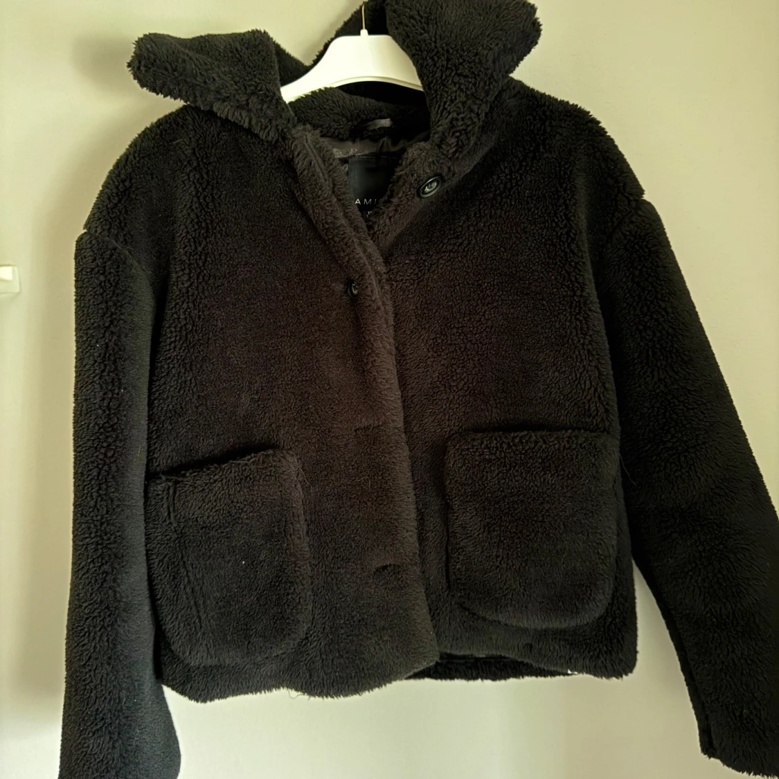 Svart teddyjacka från Amisu