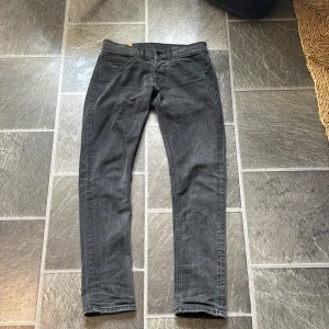 Dondup George Jeans - Snygga avslappnade jeans från dondup i en skön svart, grå, färg. Sitter perfekt till dig runt 180cm! Skriv vid minsta fundering 💭 