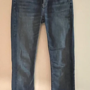 Blå jeans från Zara - Snygga blå jeans från Zara. Aldrig använda dock är lappen bort klippt. Säljer då dom inte passar mig längre.