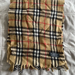 Burberry halsduk - Rätt så bra skick lite skrynklig men går att fixa den är bara använd några gånger 