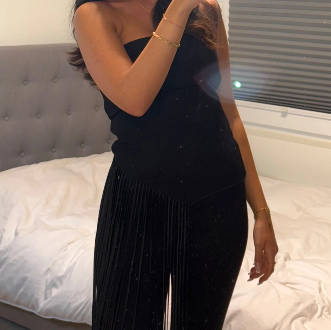 Svart axelbandslös klänning med fransar