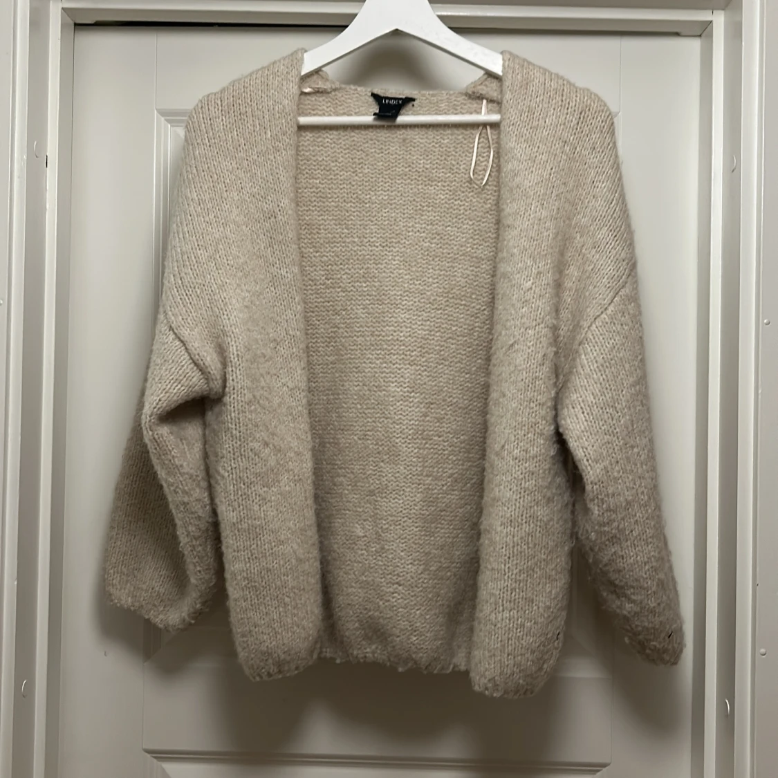 Beige stickad kofta från Lindex