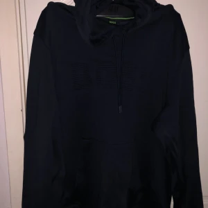 Marinblå boss hoodie - Säljer nu en fin hoodie som jag inte har använt mer än 2-3 gånger. Tröjan är i fint skick.