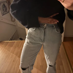 Ljusa jeans med slitningar - Snygga ljusa jeans med slitningar på knäna. As popis jeans från Gina i storlek 38