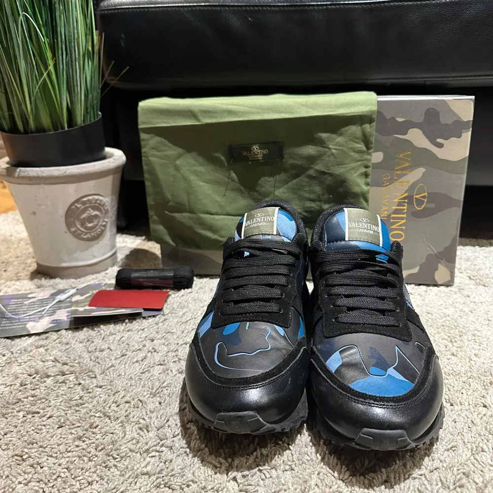 Valentino Rockrunners i kamouflage i storlek 42, en eftertraktad färg. Dem är i princip helt nya och försiktigt använda. Retail pris ligger på runt 7000kr, Skriv vid funderingar 👏. Kengät.