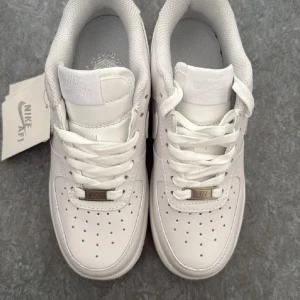  Nike Air Force 1 - Oanvända, helt nya